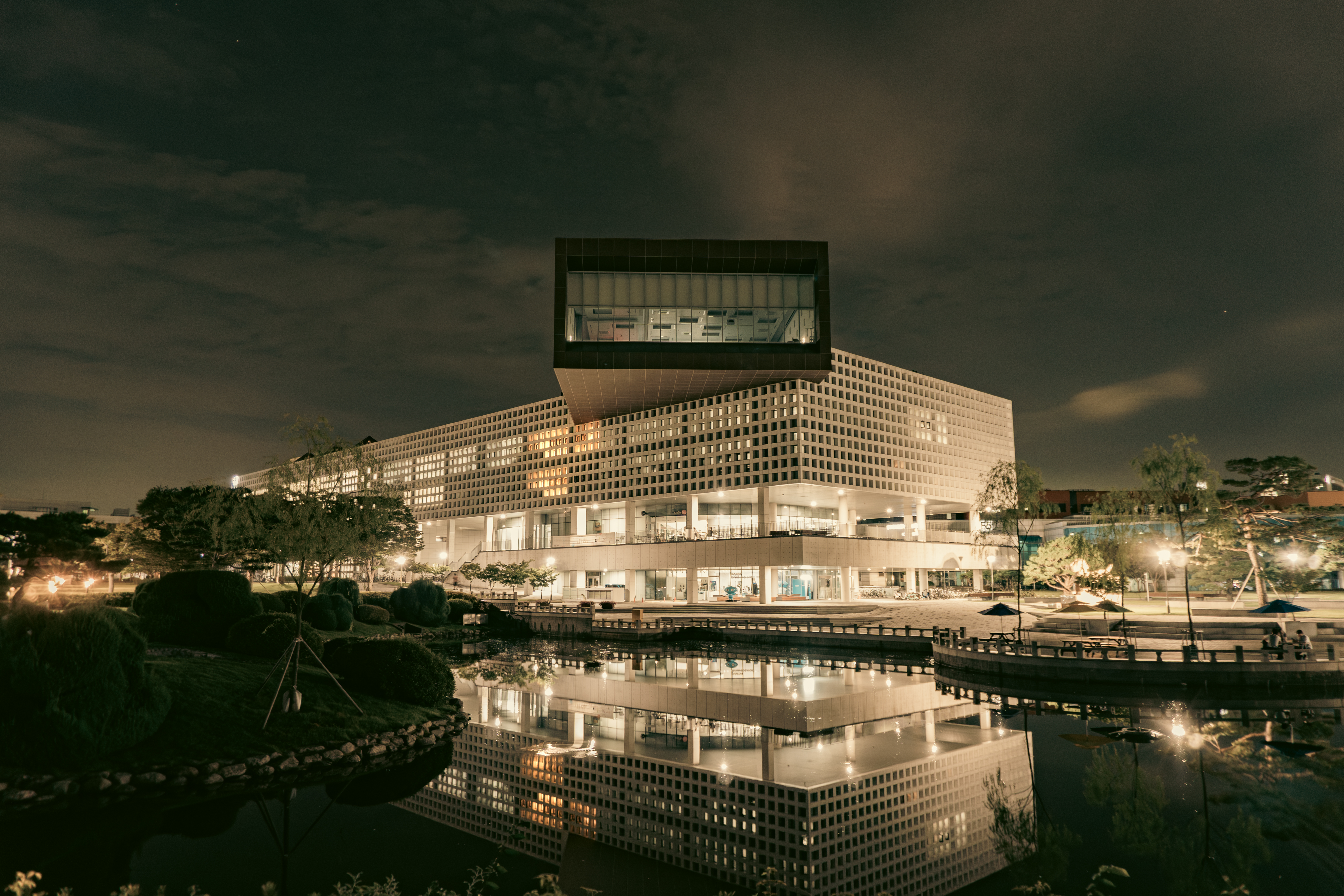 KAIST Library at Night